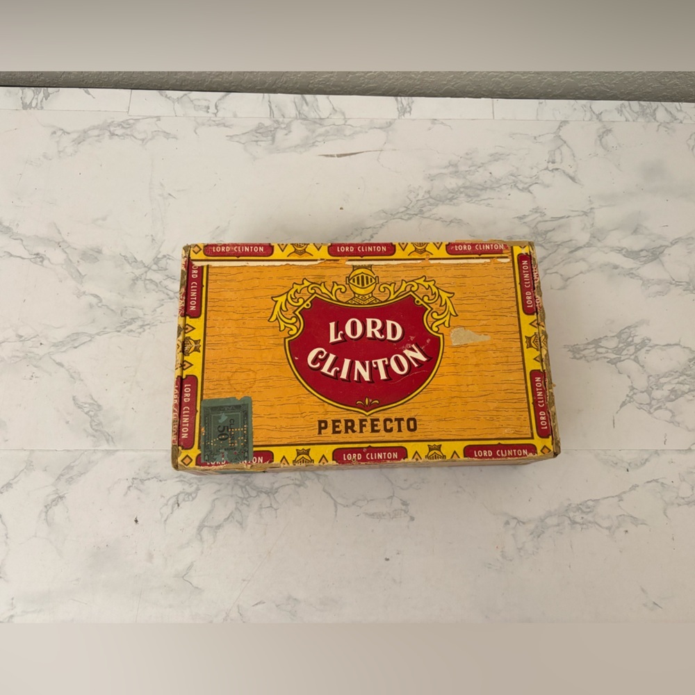 Vintage Lord Clinton Perfecto cigar box 9x5x2​
